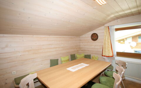 Klocker: Table, Meubles, Propriété, Bois, Chaise, Design Intérieur, Bâtiment, Sol, Sol, Maison