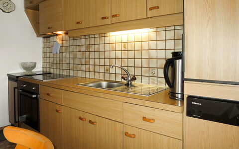Baggenhof: Comptoir, Cabinetry, Cuisine, Pièce, Propriété, Meubles, Tuile, Design Intérieur, Cuisinière, Maison