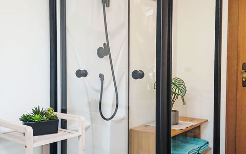 Maiklerhof: Design Intérieur, Salle De Bains, Luminaire Plomberie, Plomberie, Pièce, Porte De Douche, Verre, Tuile, Toilette