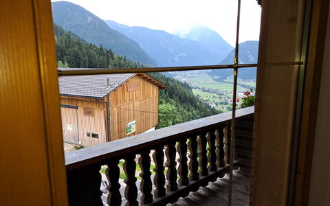 Maiklerhof: Ciel, Propriété, Bâtiment, Montagne, Bois, Arbre, Architecture, Clôture, Plante