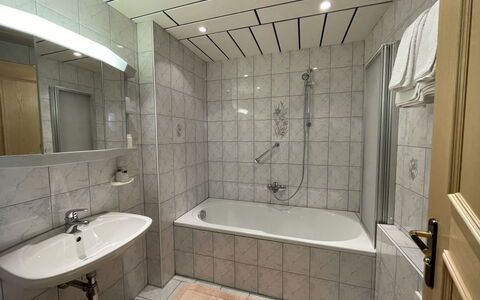 Fill: Luminaire Plomberie, Baignoire, Propriété, Miroir, Robinet, Évier, Salle De Bains, Bâtiment, Design Intérieur