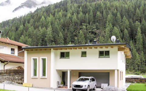 Leonie: Propriété, Maison, Bâtiment, Domicile, Immobilier, Véhicule, Toit, Montagne, Voiture, Zone Résidentielle