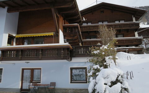 Pult: Propriété, Bâtiment, Plante, Neige, Fenêtre, Ciel, Arbre, Porte, Maison, Immobilier