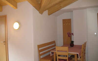 Sölden 718: Propriété, Bois, Plante, Design Intérieur, Plante D'Appartement, Sol, Tache De Bois, Sol, Pot De Fleur, Chaise