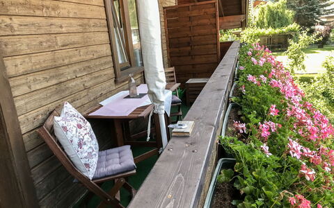 Haus Grazia: Fleur, Plante, Propriété, Bâtiment, Fenêtre, Bois, Herbe, Couverture De Sol, Paysage, Pétale