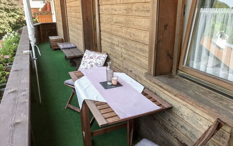 Haus Grazia: Table, Plante, Meubles, Bâtiment, Fenêtre, Bois, Mobilier De Jardin, Tableau De Plein Air, Design Intérieur, Chaise