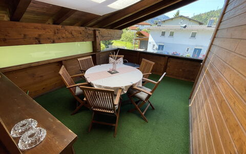 Haus Grazia: Table, Propriété, Meubles, Bâtiment, Chaise, Bois, Design Intérieur, Fenêtre, Mobilier De Jardin, Architecture