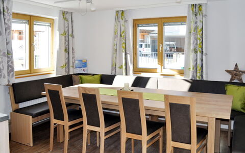 Schönblick: Pièce, Meubles, Salle À Manger, Propriété, Table, Bâtiment, Design Intérieur, Sol, Maison, Chaise