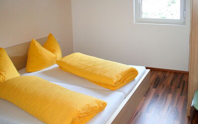 Mesa 4 (Tch225) 611.3: Jaune, Pièce, Propriété, Meubles, Oreiller, Chambre, Lit, Design Intérieur, Literie, Drap De Lit