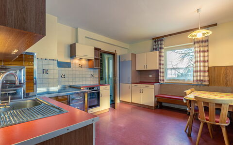 Pilz: Cabinetry, Meubles, Comptoir, Table, Cuisine, Bois, Fenêtre, Tiroir, Cuisinière, Appareil De Cuisine