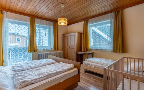 Pilz: Meubles, Fenêtre, Propriété, Bleu Azur, Bois, Confort, Design Intérieur, Ombre, Sol