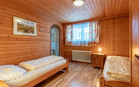 Pilz: Meubles, Fenêtre, Confort, Bois, Design Intérieur, Bâtiment, Sol, Tache De Bois, Sol, Mur