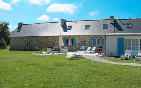 Le Vieux Chêne: Nuage, Ciel, Bâtiment, Fenêtre, Propriété, Plante, Maison, Lot Terre, Porte, Herbe