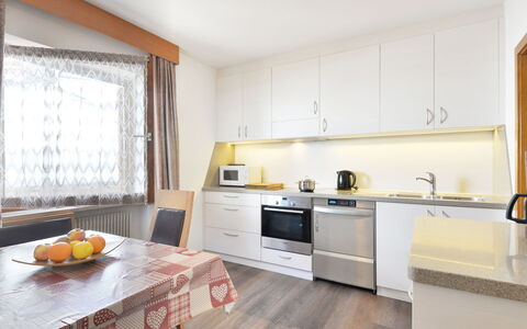 Kostner: Design Intérieur, Meubles, Sol, Cuisine, Bois, Sol, Plafond, Comptoir, Pièce, Cabinetry