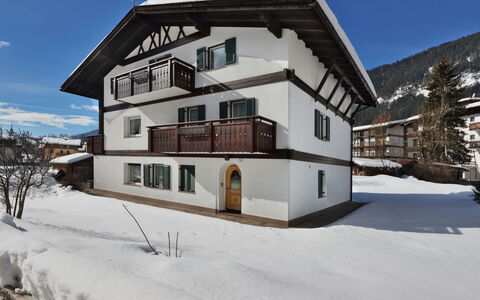 Pozza di Fassa 642: Ciel, Bâtiment, Neige, Propriété, Fenêtre, Plante, Arbre, Maison, Pente, Zone Résidentielle