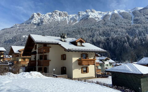 Soraga di Fassa 658: Neige, Nuage, Montagne, Ciel, Propriété, Bâtiment, Fenêtre, La Nature, Maison, Pente