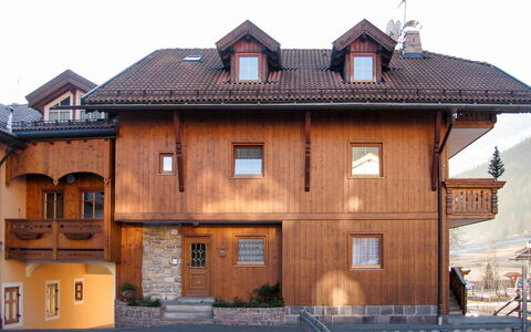 Campitello 633: Ciel, Bâtiment, Fenêtre, Propriété, Bois, Maison, Architecture, Porte, Façade, Toit