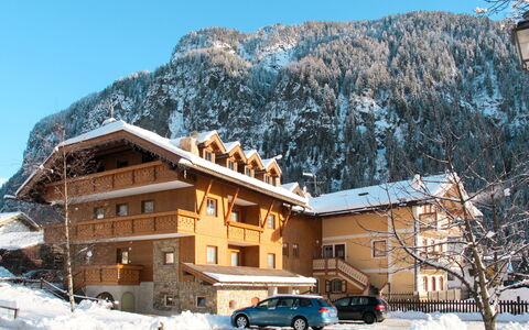 Campitello 633: Ciel, Bâtiment, Neige, Roue, Montagne, Propriété, Fenêtre, Maison, Arbre