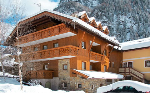 Campitello 633: Neige, Bâtiment, Propriété, Nuage, Ciel, Montagne, Fenêtre, Arbre, Voiture, Véhicule