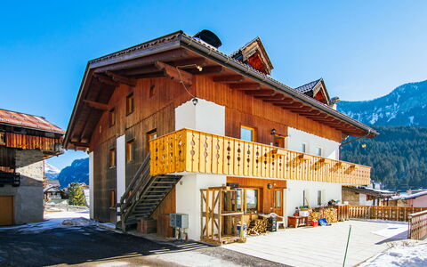 Valentini: Propriété, Plante, Ciel, Feuille, Bois, Architecture, Végétation, Biome, Mur, Immobilier