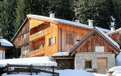 Trottner: Bâtiment, Neige, Fenêtre, Arbre, Maison, Bois, Pente, Chalet, Toit, Immobilier