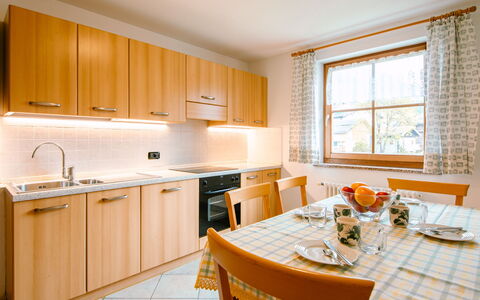 Trottner: Cabinetry, Meubles, Propriété, Comptoir, Evier, Évier, Table, Bâtiment, Fenêtre, Cuisine