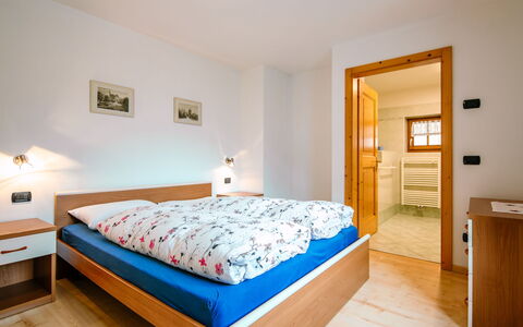 Trottner: Meubles, Propriété, Confort, Bleu Azur, Bois, Design Intérieur, Éclairage, Cabinetry, Tiroir