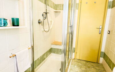 Ambra 649.6: Robinet, Luminaire Plomberie, Bâtiment, Évier, Propriété, Tete De Douche, Salle De Bains, Douche