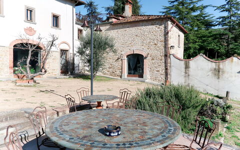 Agriturismo del Talozzo: Plante, Ciel, Propriété, Bleu Azur, Bâtiment, Fenêtre, Arbre, Mobilier De Jardin, Table, Chaise