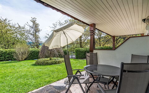 Schneeberger: Propriété, Meubles, Plante, Ombre, Chaise, Mobilier De Jardin, Parapluie, Bâtiment, Arbre, Table