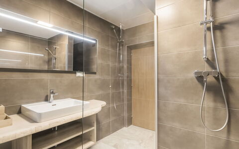Eisenhut: Miroir, Robinet, Luminaire Plomberie, Évier, Tete De Douche, Propriété, Porte De Douche, Bâtiment, Salle De Bains, Douche
