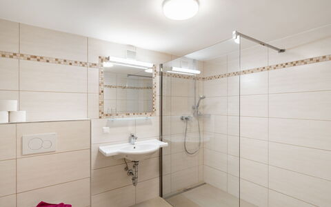 Gnadenalm: Luminaire Plomberie, Propriété, Évier, Salle De Bains, Bâtiment, Violet, Robinet, Lavabo, Design Intérieur