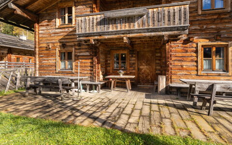 Gnadenalm: Meubles, Fenêtre, Propriété, Bâtiment, Table, Bois, Chalet, Porche, Plante, Maison
