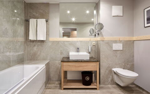 Sankt Michael im Lungau 644: Salle De Bains, Pièce, Propriété, Tuile, Sol, Design Intérieur, Mur, Meubles, Luminaire Plomberie, Armoire De Toilette
