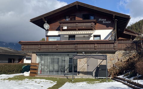 Sonja: Nuage, Ciel, Plante, Bâtiment, Fenêtre, Neige, Maison, Pente, Arbre, Chalet