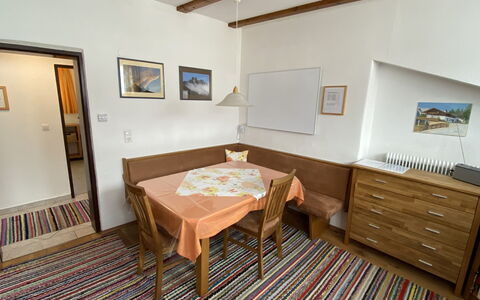Sonja: Table, Meubles, Cadre, Bâtiment, Bois, Design Intérieur, Sol, Sol, Tache De Bois, Mur