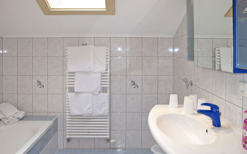Unterkreuter: Salle De Bains, Propriété, Pièce, Tuile, Design Intérieur, Luminaire Plomberie, Sol, Architecture, Bâtiment, Maison