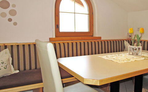 Unterkreuter: Pièce, Meubles, Propriété, Table, Salle À Manger, Design Intérieur, Chaise, Jaune, Architecture, Bâtiment