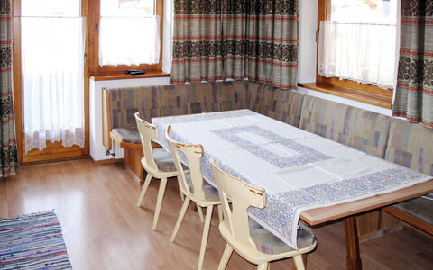 Josef: Pièce, Meubles, Propriété, Table, Sol, Maison, Bâtiment, Design Intérieur, Salle À Manger, Nappe De Table