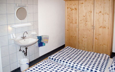 Josef: Salle De Bains, Pièce, Propriété, Tuile, Sol, Design Intérieur, Mur, Meubles, Architecture, Maison