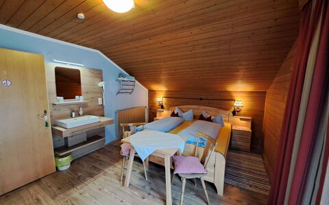 Schragl: Meubles, Confort, Bâtiment, Cadre De Lit, Bois, Oreiller, Design Intérieur, Lit, Sol, Maison