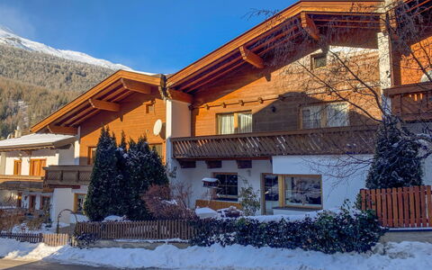 Beate: Ciel, Bâtiment, Plante, Neige, Fenêtre, Maison, Arbre, Pente, Lumière Du Soleil, Montagne