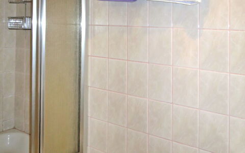 Beate: Salle De Bains, Tuile, Pièce, Propriété, Porte De Douche, Luminaire Plomberie, Douche, Sol, Verre, Architecture