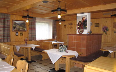 Pitzwald (Soe429) 726.2: Pièce, Bâtiment, Meubles, Propriété, Design Intérieur, Plafond, Table, Cabane En Rondins, Cabinetry, Bois