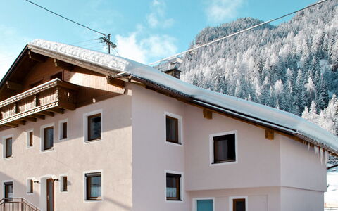 Gaugg: Ciel, Nuage, Bâtiment, Fenêtre, Montagne, Neige, Bleu, Pente, Maison, Bois