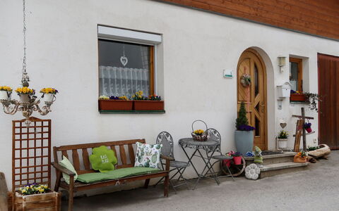 Susanne: Bâtiment, Propriété, Fenêtre, Plante, Pot De Fleur, Plante D'Appartement, Maison, Orange, Design Intérieur, Porte
