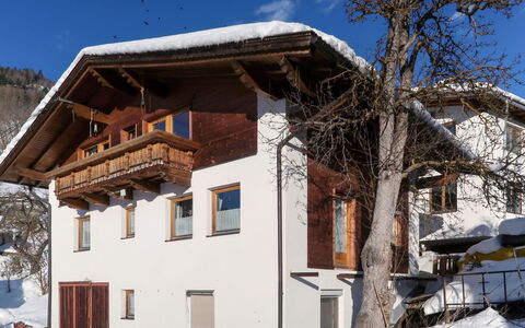 Susanne: Ciel, Bâtiment, Fenêtre, Neige, Maison, Arbre, Nuage, Bois, Pente, Chalet