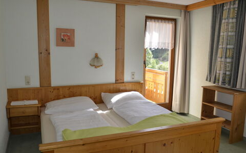 Kappl 829: Meubles, Propriété, Confort, Bois, Cadre De Lit, Bâtiment, Rideau, Design Intérieur, Lit, Ombre