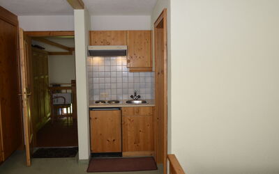 Simon 829.1: Cabinetry, Comptoir, Tiroir, Bois, Bâtiment, Cuisine, Design Intérieur, Placard, Sol, Tache De Bois