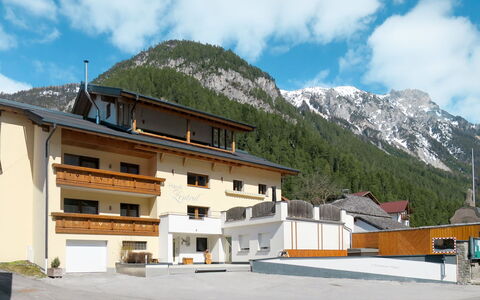 Zentral: Nuage, Ciel, Bâtiment, Montagne, Propriété, Fenêtre, Maison, Neige, Montagnes Relief